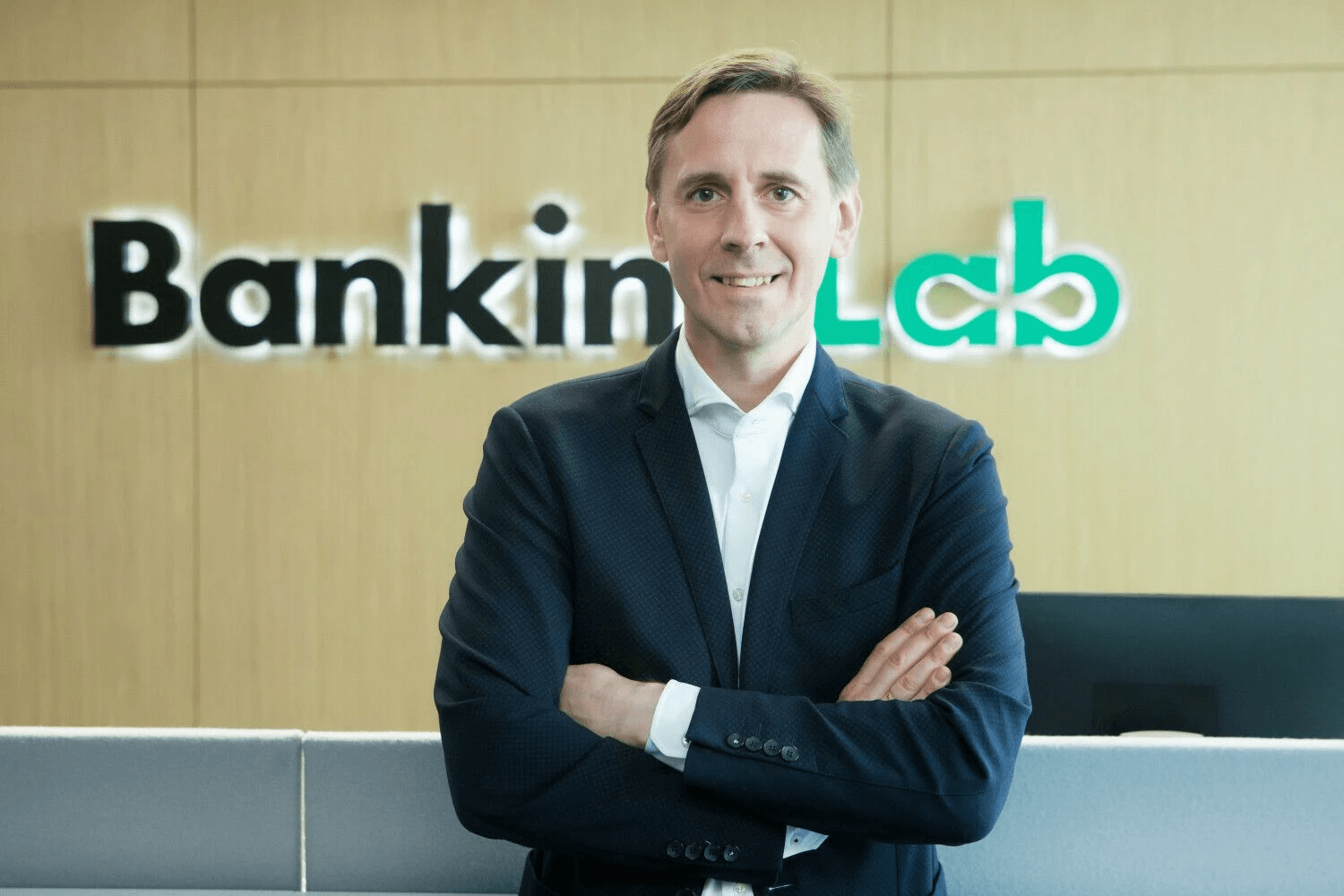 Narimantui Blozneliui teko pabuvoti ir banko „Snoras“ strategijos vadovu, ir „Bankeros“ ekosistemai priklausančios UAB „BankingLab“ vadovu, ir vienu iš „Foxpay“ akcininkų kartu su Ieva Trinkūnaite.