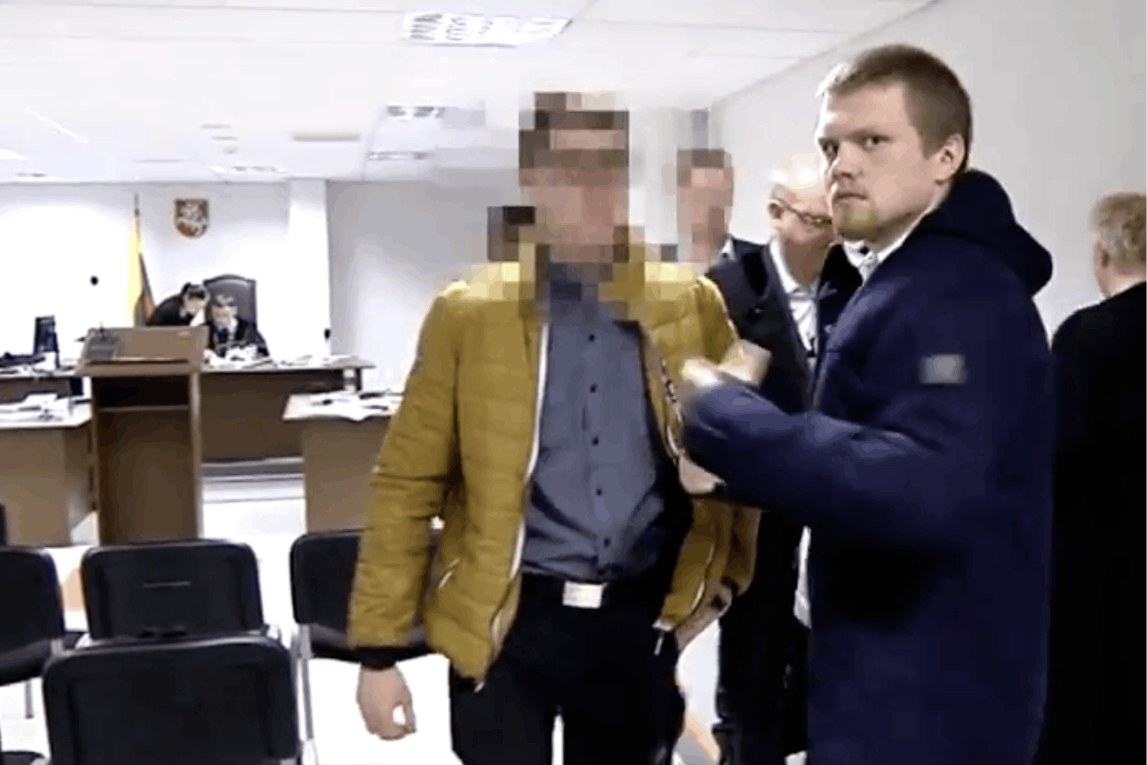 J. Damulytės vadovaujamos „15min“ tyrimų komandos narys K. Juršys teisme. Lrytas.tv stop kadras.