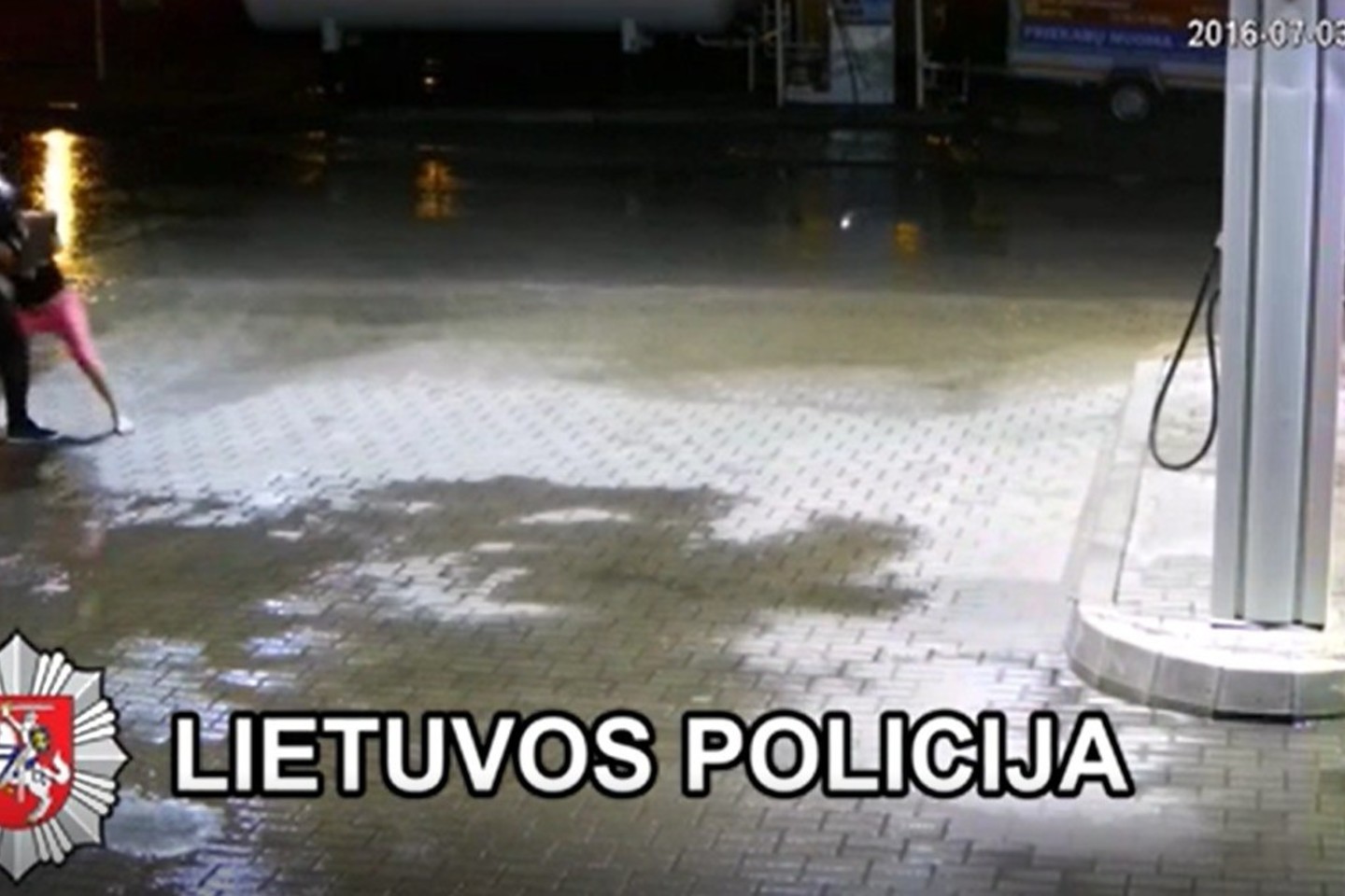 Apsaugos kameros užfiksavo akimirką kai K. Juršys užpuolė degalinės operatorę. Lietuvos policijos filmuotos medžiagos stop kadras.